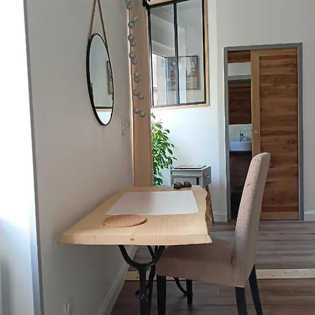Le 28 Frater Apartment