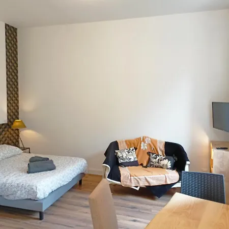 Le 28 Frater Μιλό